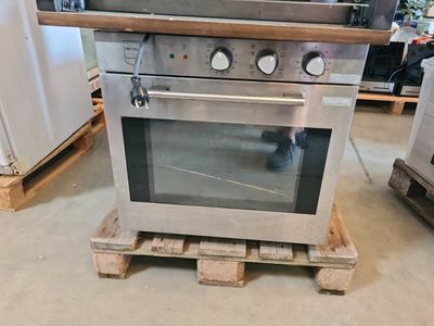 un four posé sur une palette dans un entrepôt