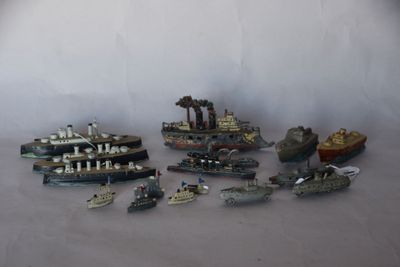 beaucoup de petits bateaux miniatures posés sur une table