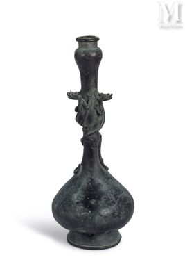 CHINE Vase à long col en bronze patiné, le col enroulé de de…