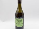 une bouteille de vin posée sur une table
