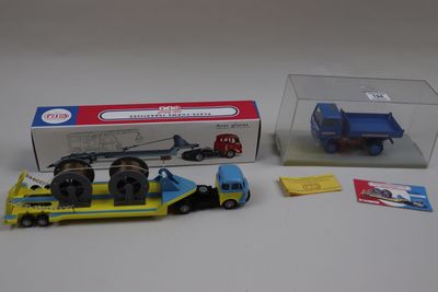 un camion bleu et jaune et un camion bleu et jaune
