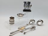 beaucoup d'argenterie exposée sur une table