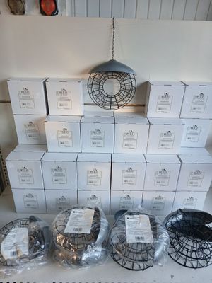 de nombreuses boîtes de nourriture posées sur une table