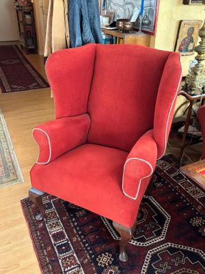 une chaise rouge qui se trouve dans un salon