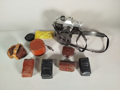 un appareil photo et quelques autres objets posés sur une table