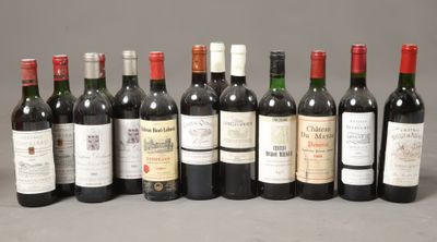 plusieurs bouteilles de vin sont alignées sur une table