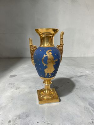 Vase à l'étrusque en porcelaine dorée à décor d'une nymphe s…