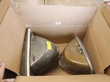 une boîte contenant deux bagages
