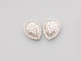 une paire de boucles d'oreilles en diamant