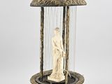 une image représentant une lampe surmontée d'une statue