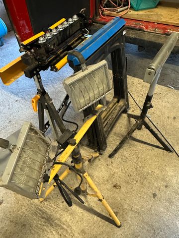 Servante à rouleau, deux tréteaux plastique, projecteur double, s
