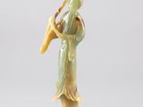 une figurine chinoise en jade sculpté représentant une femme jouant de la flûte
