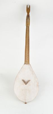 une petite cuillère en bois avec un manche en bois posée sur une surface blanche
