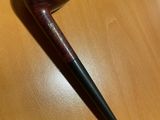 une pipe posée sur une table en bois