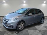 la voiture grise est garée dans le garage sur le sol en damier