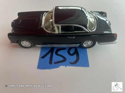une petite voiture posée sur une feuille de papier