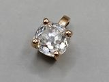 une image d'une bague en diamant sur une table