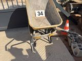 une brouette qui est garée sur le bord de la route