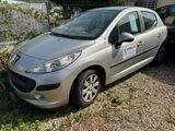 une petite voiture argentée garée à côté d'une voiture noire