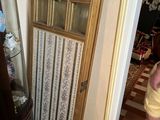 une femme debout devant une armoire dans un salon