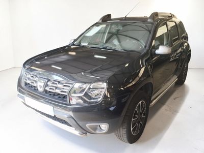 une photo d'un SUV noir garé dans une pièce blanche