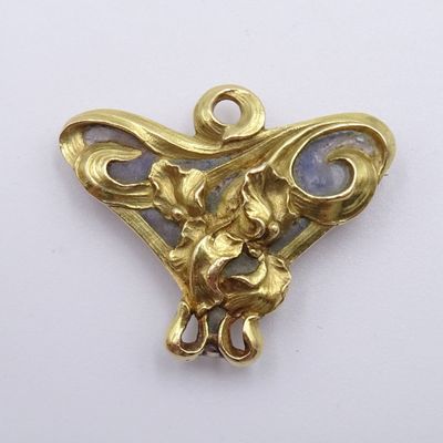 une photo d'un pendentif plaqué or représentant une petite fille