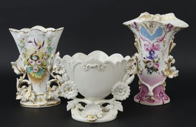 Trois vases en porcelaine de Paris.