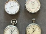 Plusieurs types d'horloges sont présentés sur un fond gris.