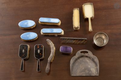 un grand nombre d'objets posés sur une table