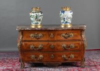 Exceptionnelle commode tombeau galbée et bombée en façade et…