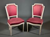 paire de chaises françaises peintes du XIXe siècle, avec des assises recouvertes de velours rouge