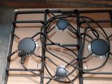 une plaque de cuisson en métal sur laquelle sont posés plusieurs fils électriques