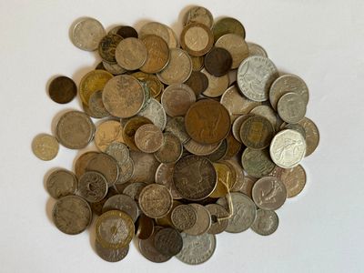 une pile de pièces de monnaie posée sur une surface blanche