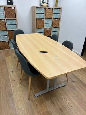 une table et des chaises dans une pièce où il y a beaucoup de tiroirs