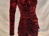 une robe en velours rouge sur un mannequin, un mannequin, un mannequin, un mannequin, un mannequin, un mannequin, un mannequin, un mannequin, un mannequin, un mannequin, un mannequin, un mannequin, un mannequin, un mannequin, un mannequin, un mannequin, un mannequin, un mannequin, un mannequin, un mannequin, un mannequin, un mannequin, un mannequin, un mannequin, un mannequin, un mannequin, un mannequin, un mannequin, un mannequin, un mannequin, un mannequin, un mannequin,