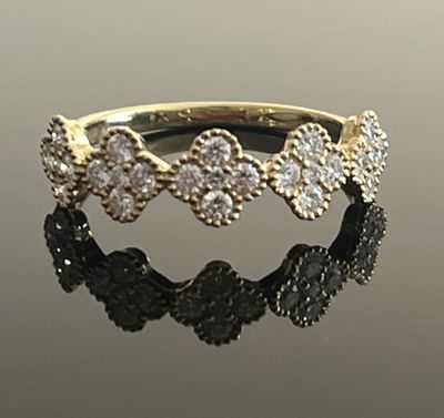 gros plan d'une bague en diamant sur une surface réfléchissante
