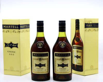 trois bouteilles de vin sont posées l'une à côté de l'autre sur une table