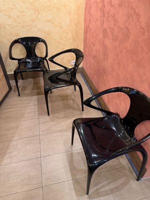 trois chaises posées dans un coin de la pièce