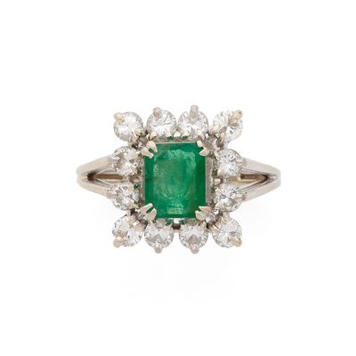 BAGUE retenant en son centre une émeraude rectangulaire de 0…