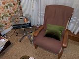 un salon avec un fauteuil et une table