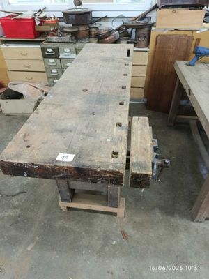 une table sur laquelle est posé un banc, dans une pièce