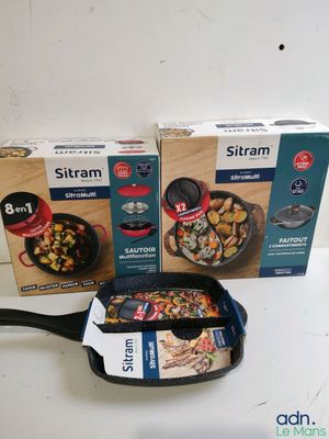 deux boîtes de Sitram sont posées à côté d'une poêle et d'une poêle