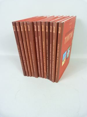 six livres sont empilés sur une surface blanche