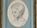 portrait d'un jeune garçon dans un cadre bleu