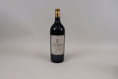 une bouteille de vin posée sur une table