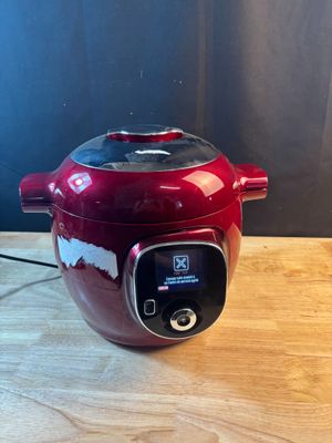 un pot rouge posé sur une table en bois