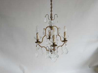 un petit lustre suspendu au plafond d'une pièce