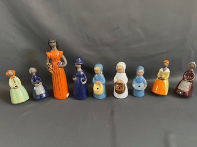 SUEDE - 9 statuettes de paysannes en céramique brune émaillé…