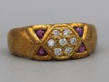 Gros plan sur une bague en or ornée de diamants