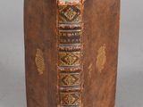 un vieux livre posé sur une table